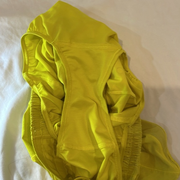 Lululemon Sz 8 Hotty Hots in Yellow - Picture 4 of 6